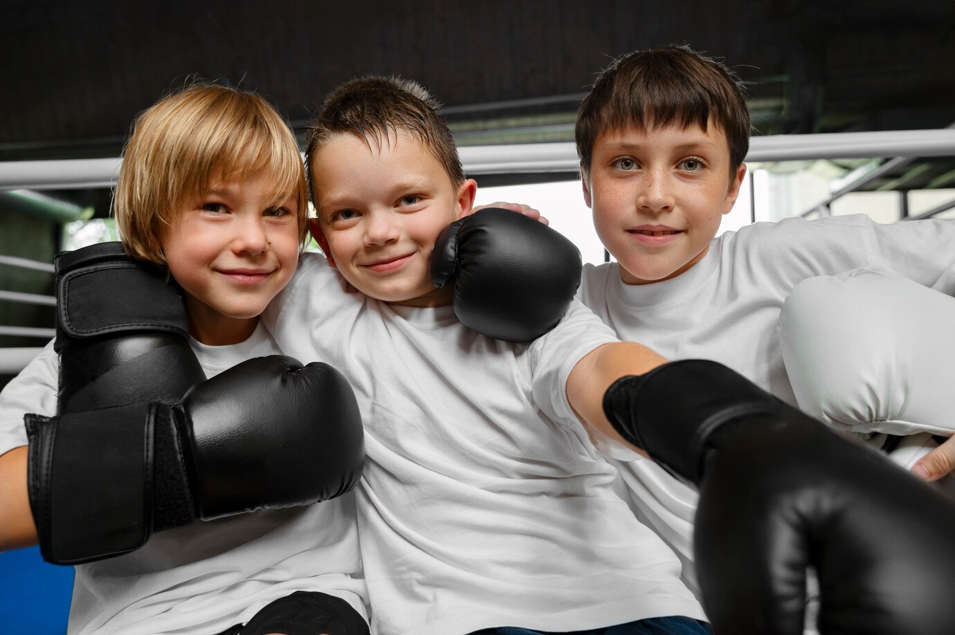Jeunes apprenant la boxe