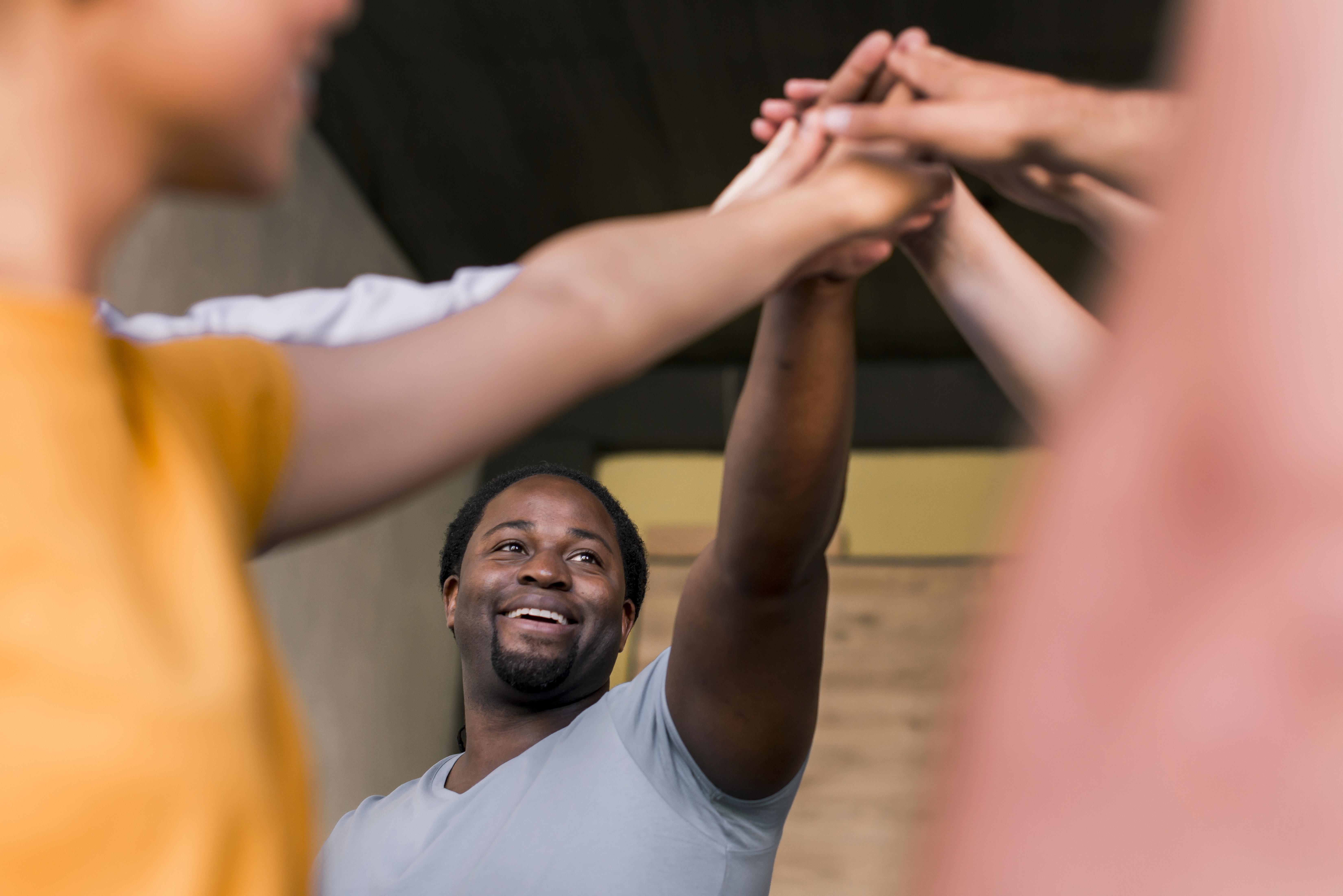 Personnes pratiquant du sport ensemble